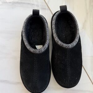 Kollaburra by Uggs Black Clogs size 5Y